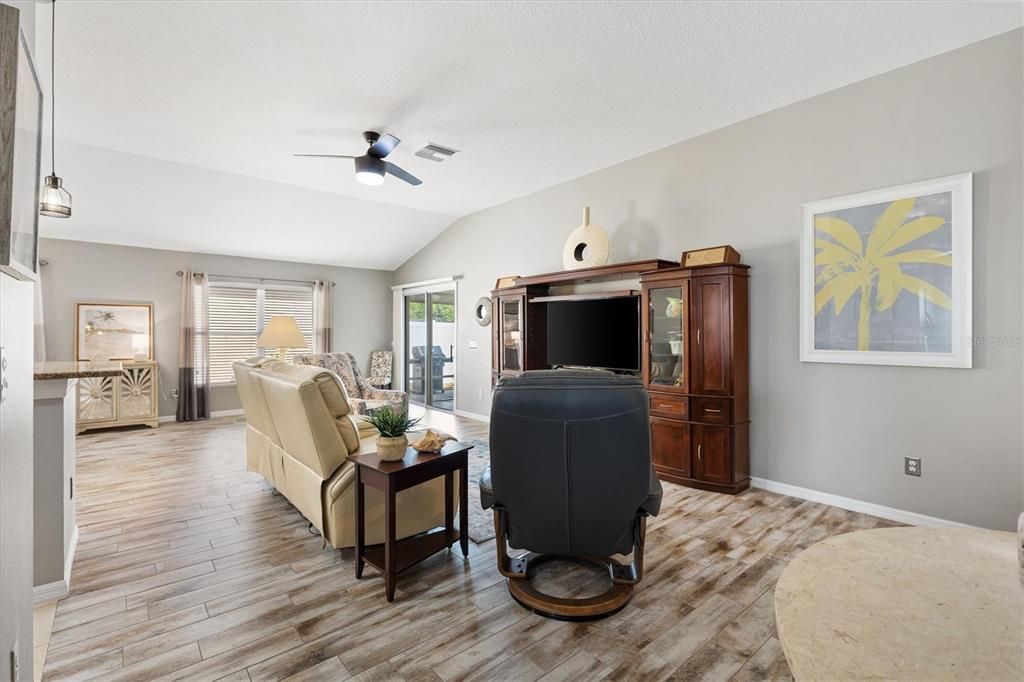 Active With Contract: $419,900 (3 beds, 2 baths, 1654 Square Feet)