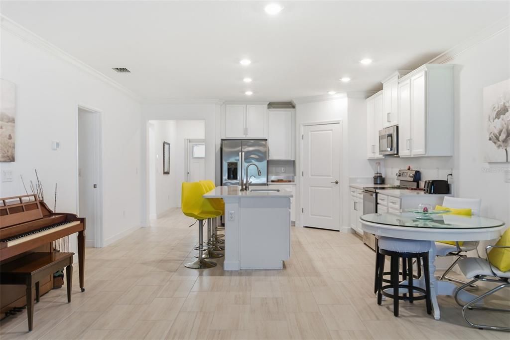 Active With Contract: $2,000 (2 beds, 2 baths, 1405 Square Feet)