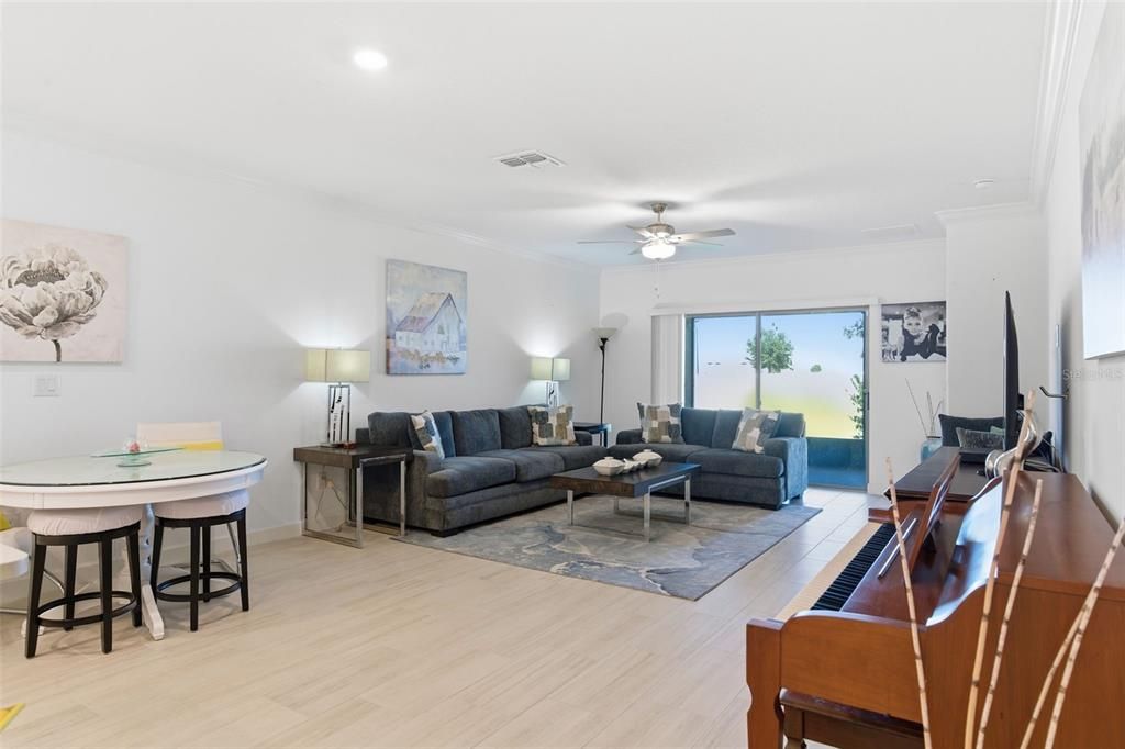 Active With Contract: $2,000 (2 beds, 2 baths, 1405 Square Feet)