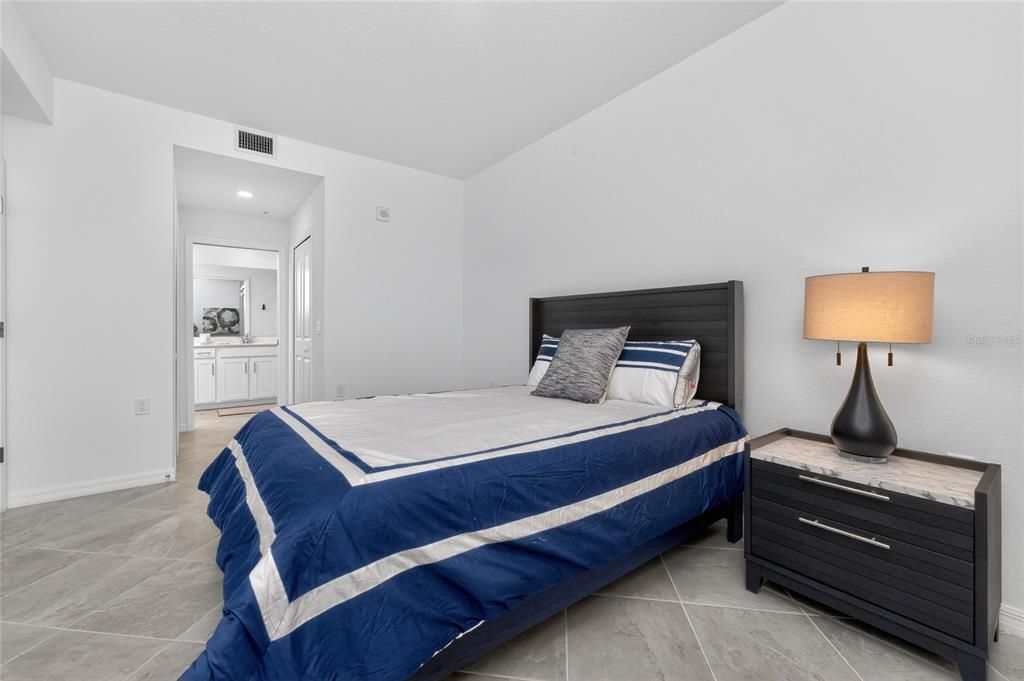 Active With Contract: $218,000 (2 beds, 2 baths, 1198 Square Feet)