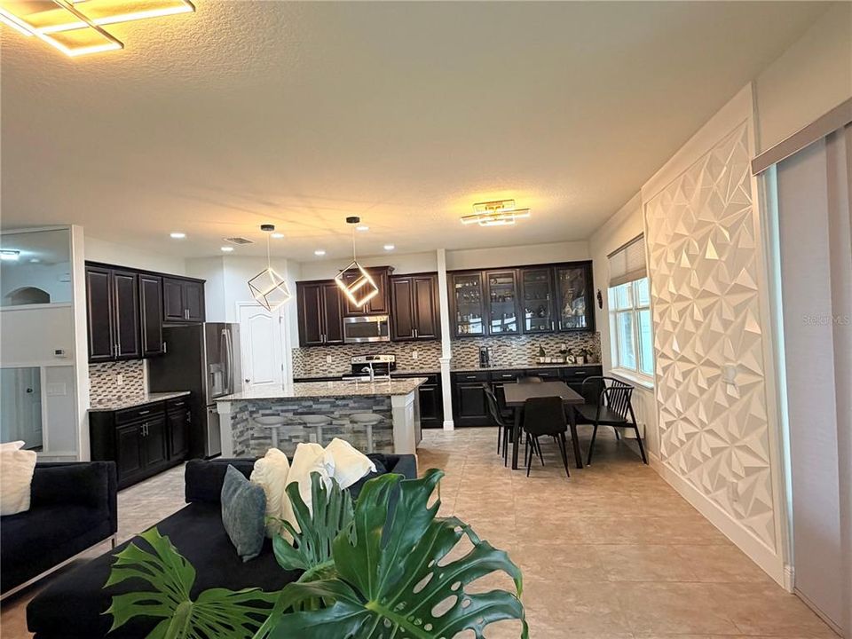 Activo con contrato: $759,000 (6 camas, 4 baños, 3056 Pies cuadrados)