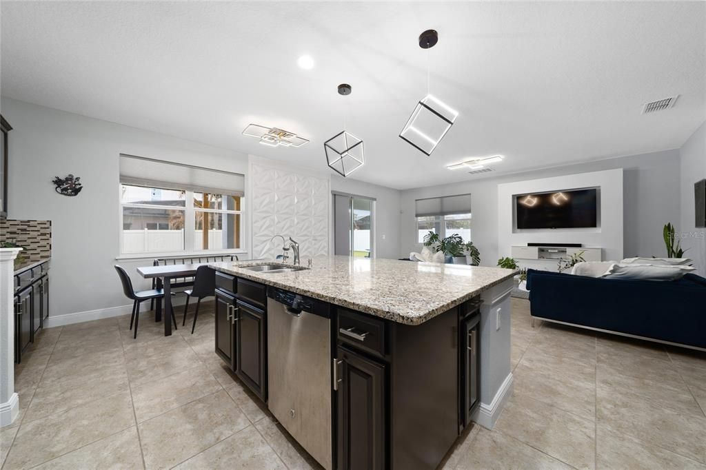 Activo con contrato: $759,000 (6 camas, 4 baños, 3056 Pies cuadrados)