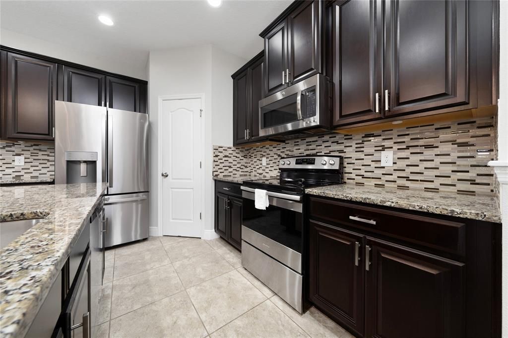 Activo con contrato: $759,000 (6 camas, 4 baños, 3056 Pies cuadrados)