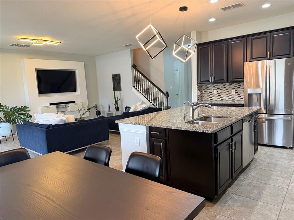 Activo con contrato: $759,000 (6 camas, 4 baños, 3056 Pies cuadrados)