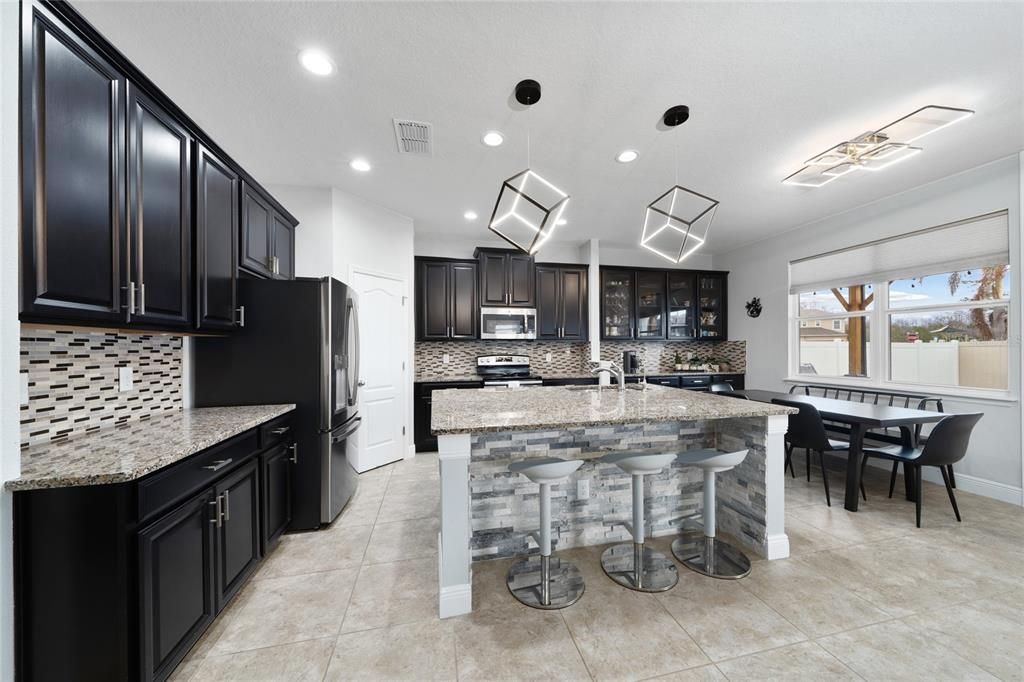 Activo con contrato: $759,000 (6 camas, 4 baños, 3056 Pies cuadrados)