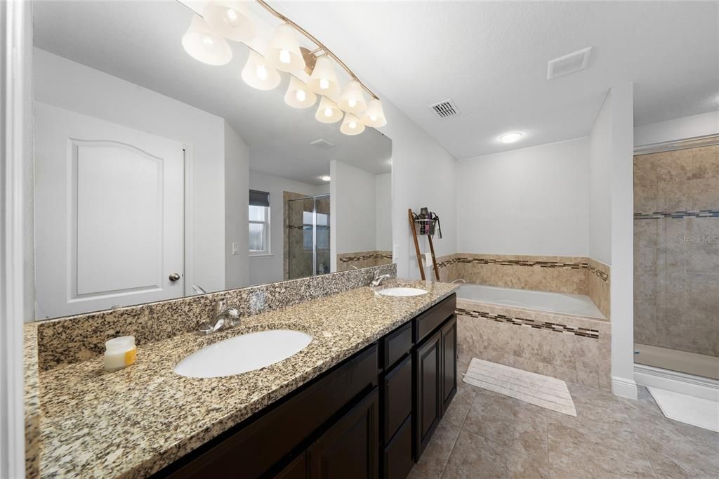 Activo con contrato: $759,000 (6 camas, 4 baños, 3056 Pies cuadrados)