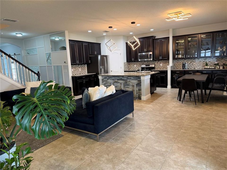 Activo con contrato: $759,000 (6 camas, 4 baños, 3056 Pies cuadrados)