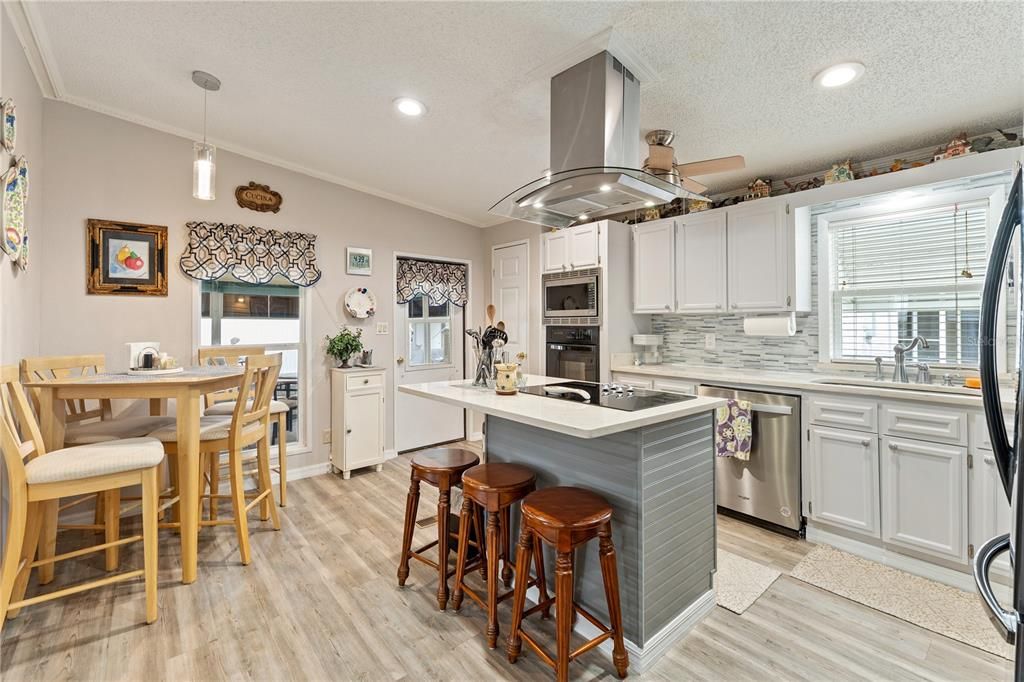 Active With Contract: $179,900 (2 beds, 2 baths, 1271 Square Feet)
