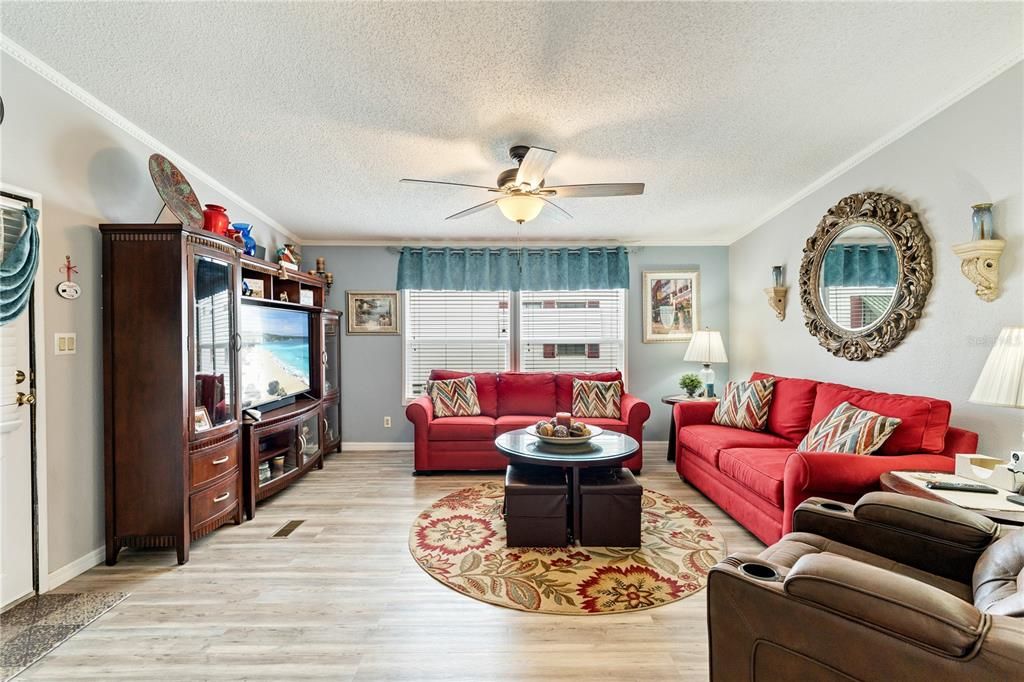 Active With Contract: $179,900 (2 beds, 2 baths, 1271 Square Feet)