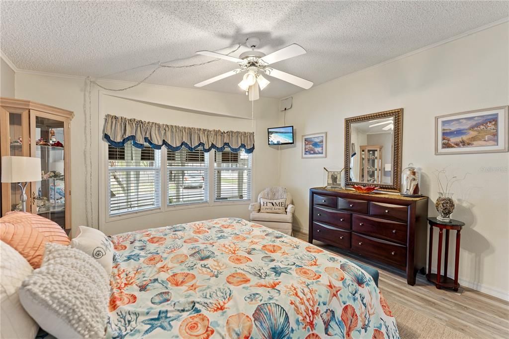 Active With Contract: $179,900 (2 beds, 2 baths, 1271 Square Feet)