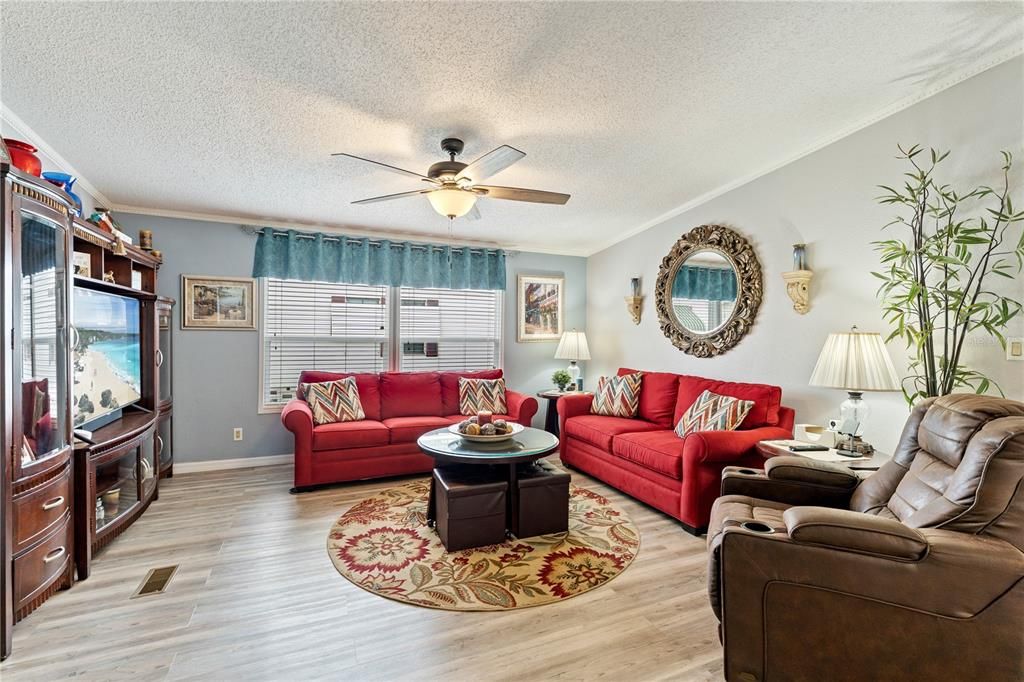 Active With Contract: $179,900 (2 beds, 2 baths, 1271 Square Feet)