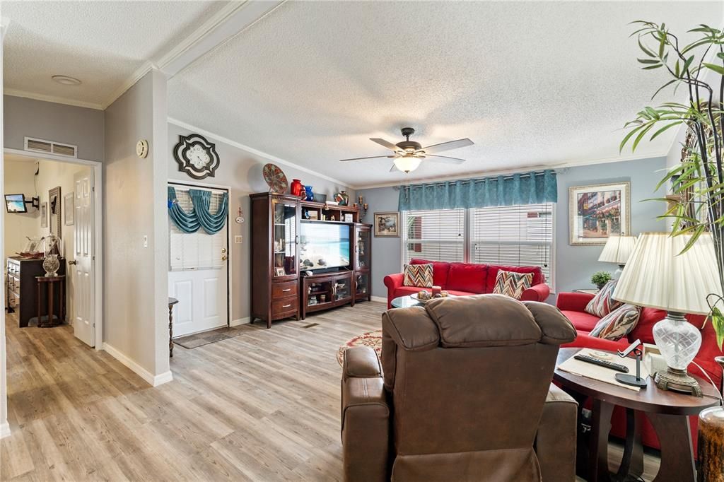Active With Contract: $179,900 (2 beds, 2 baths, 1271 Square Feet)