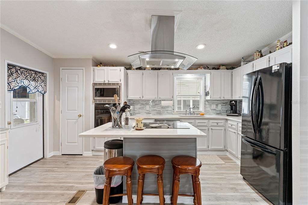 Active With Contract: $179,900 (2 beds, 2 baths, 1271 Square Feet)