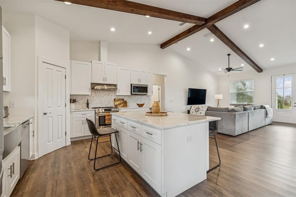 En Venta: $775,000 (4 camas, 2 baños, 2072 Pies cuadrados)