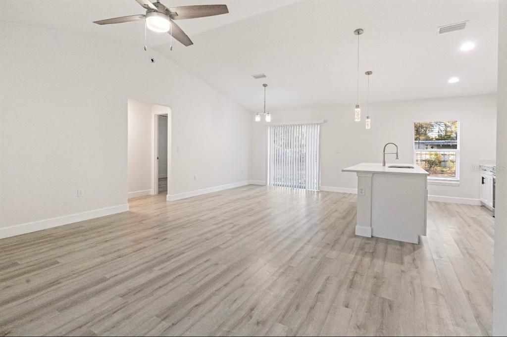Active With Contract: $279,900 (3 beds, 2 baths, 1472 Square Feet)