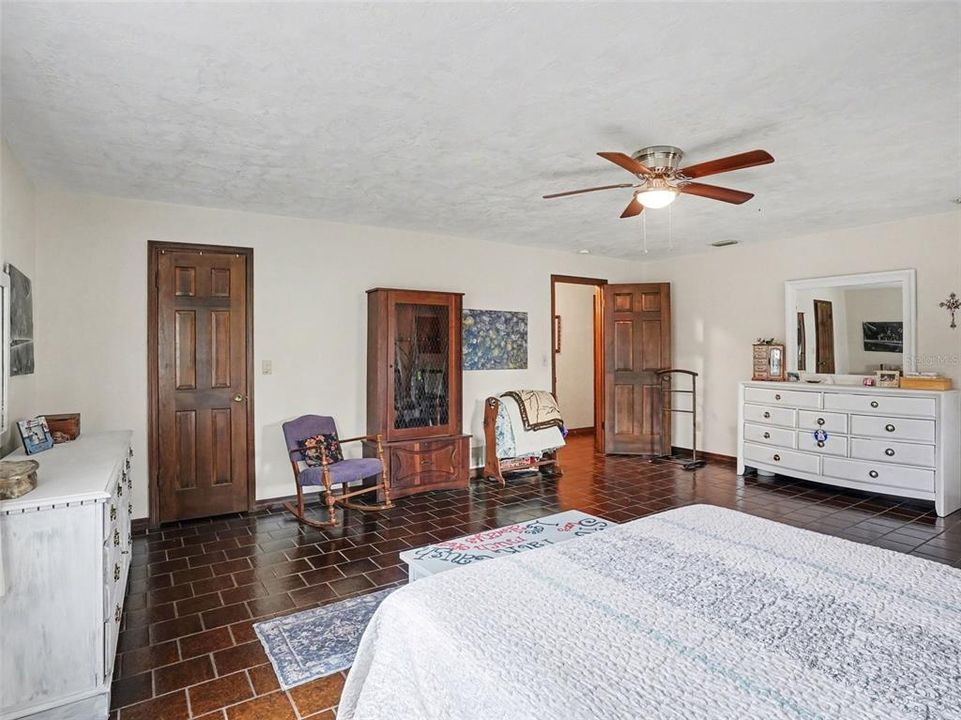 For Sale: $885,000 (3 beds, 2 baths, 2492 Square Feet)