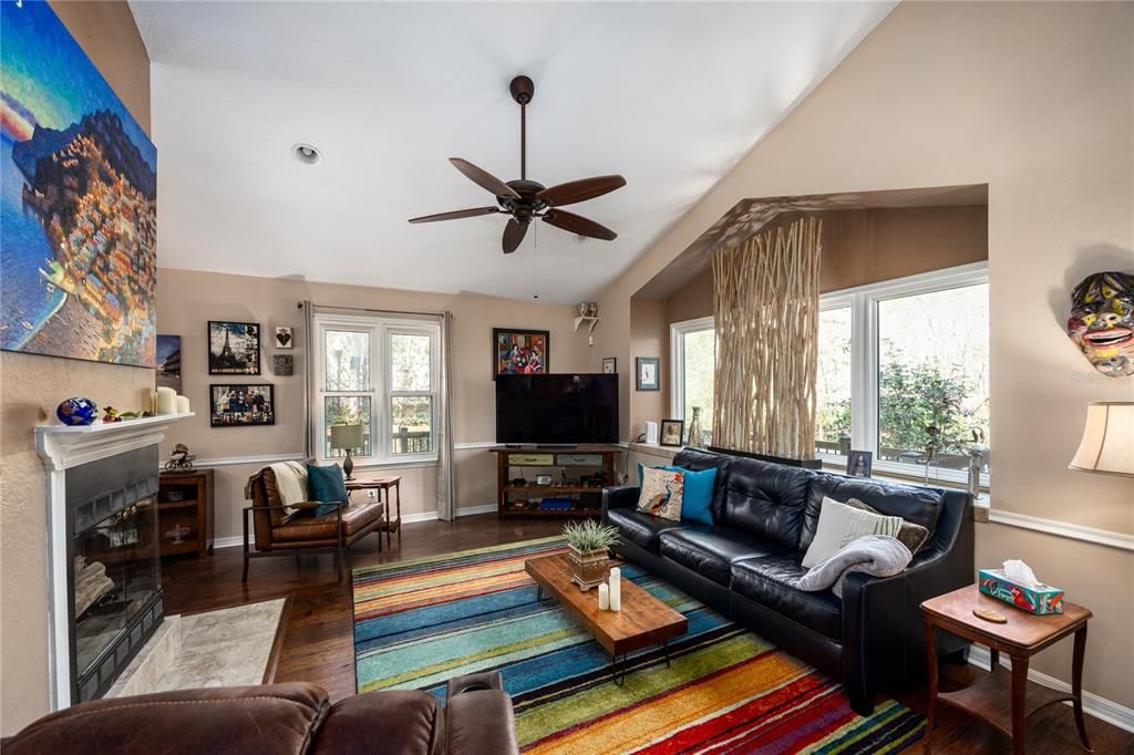 Под контрактом: $368,000 (3 спален, 2 ванн, 1608 Квадратных фут)