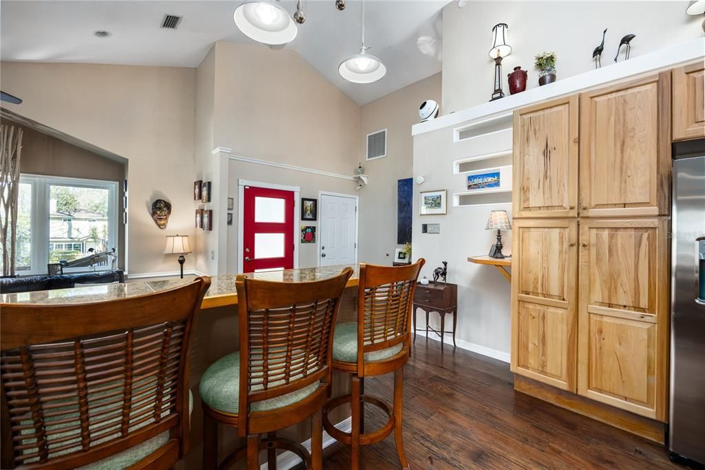 Под контрактом: $368,000 (3 спален, 2 ванн, 1608 Квадратных фут)