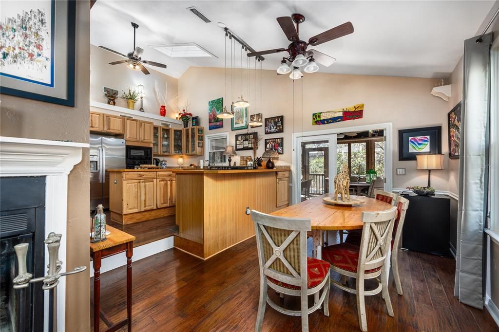 Под контрактом: $368,000 (3 спален, 2 ванн, 1608 Квадратных фут)