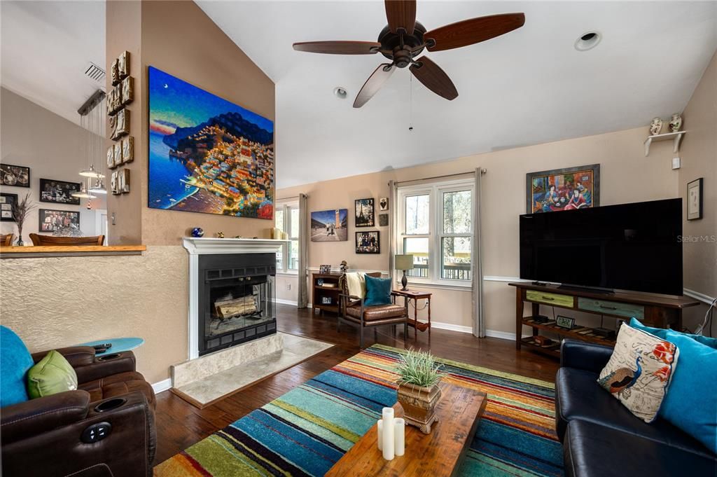 Под контрактом: $368,000 (3 спален, 2 ванн, 1608 Квадратных фут)