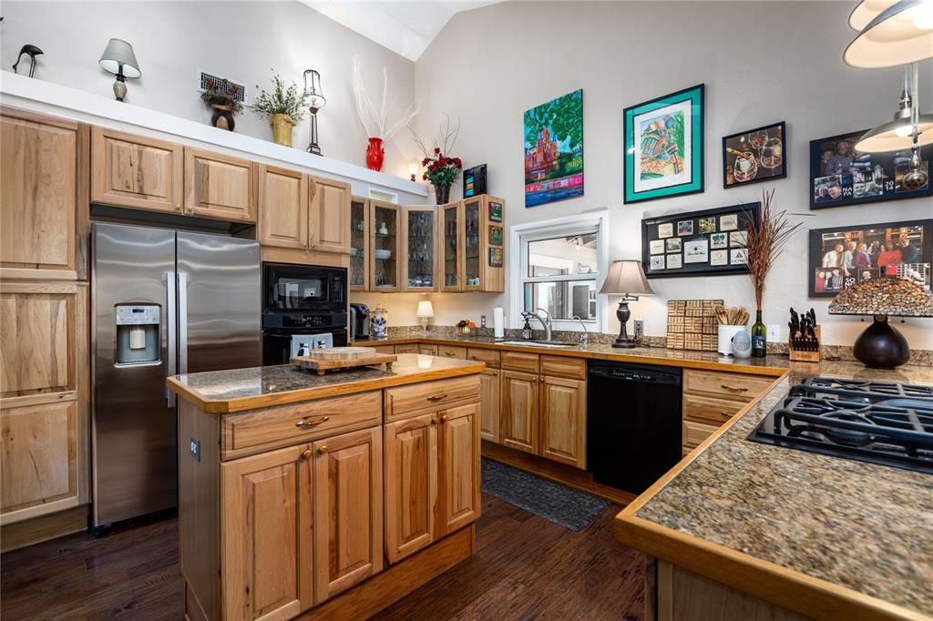 Под контрактом: $368,000 (3 спален, 2 ванн, 1608 Квадратных фут)