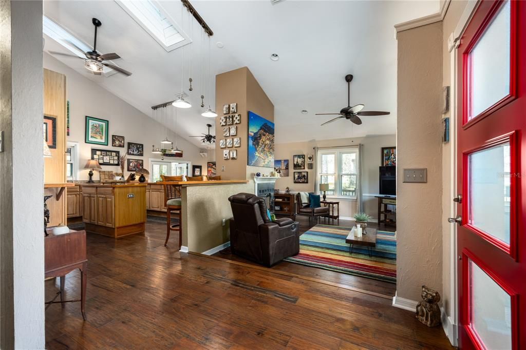 Под контрактом: $368,000 (3 спален, 2 ванн, 1608 Квадратных фут)