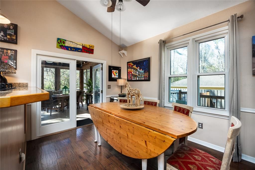 Под контрактом: $368,000 (3 спален, 2 ванн, 1608 Квадратных фут)