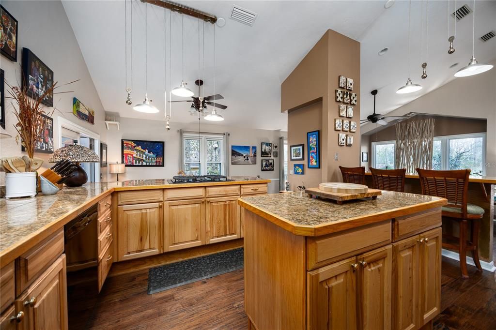 Под контрактом: $368,000 (3 спален, 2 ванн, 1608 Квадратных фут)