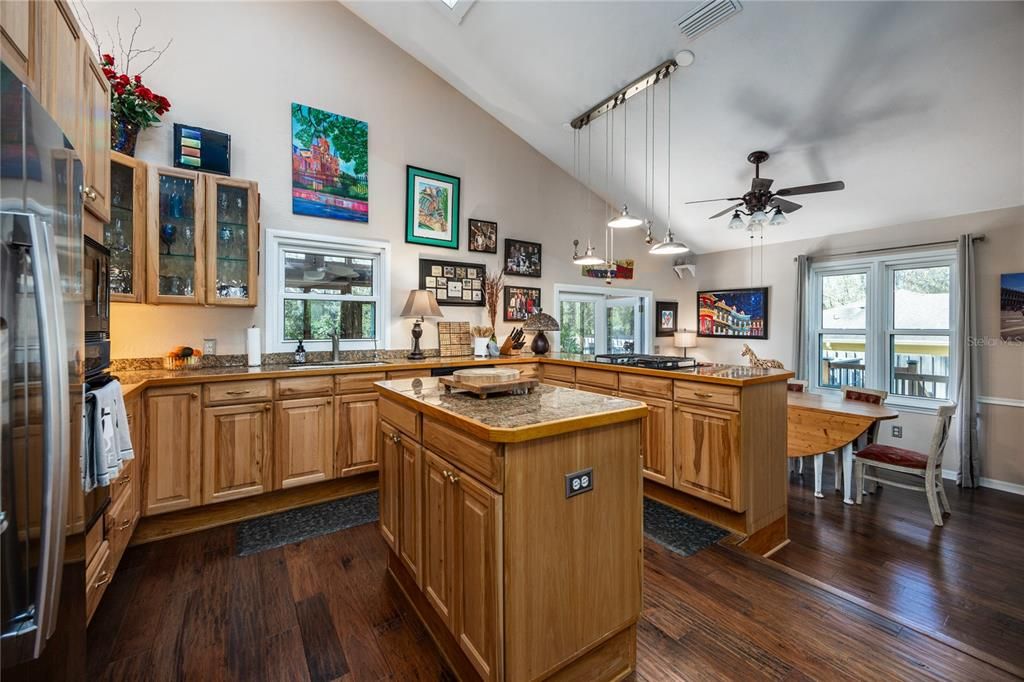 Под контрактом: $368,000 (3 спален, 2 ванн, 1608 Квадратных фут)