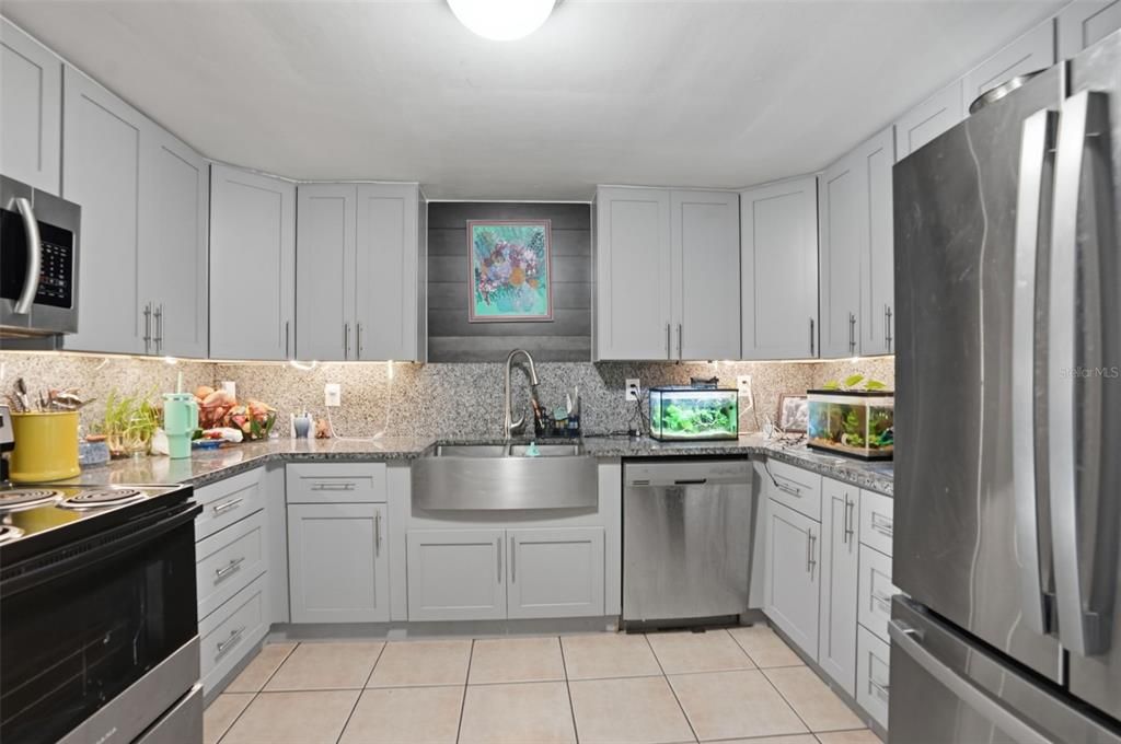 For Sale: $950,000 (3 beds, 1 baths, 732 Square Feet)