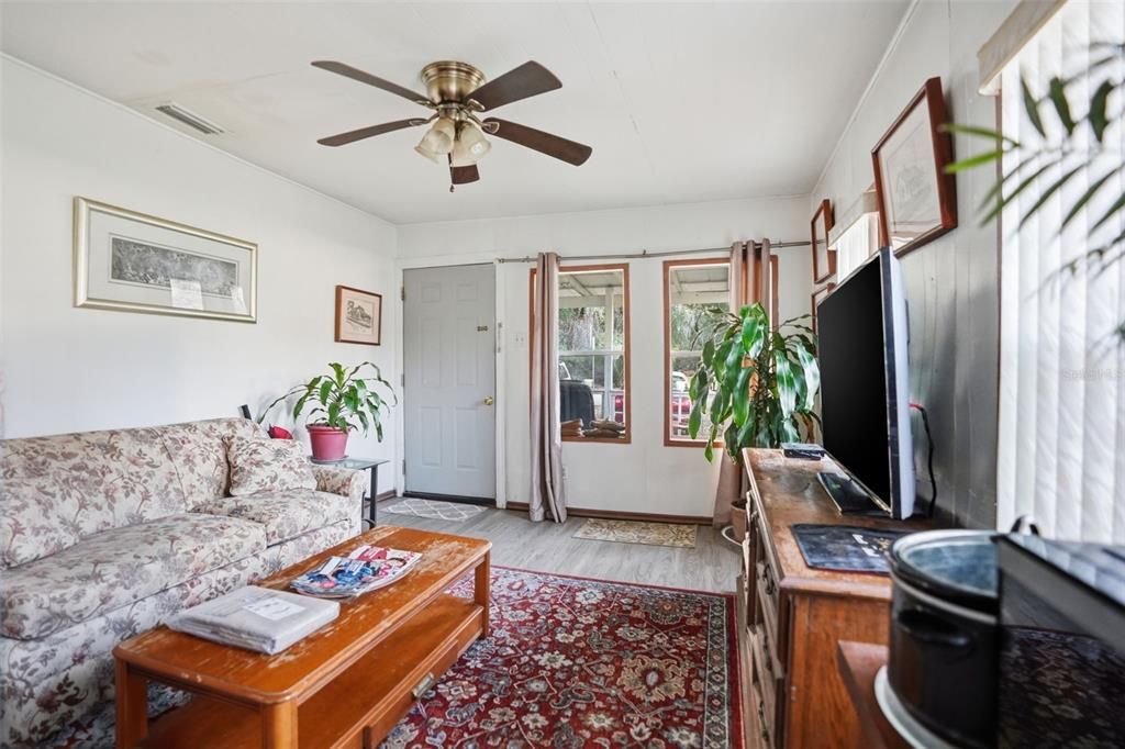 For Sale: $950,000 (3 beds, 1 baths, 732 Square Feet)