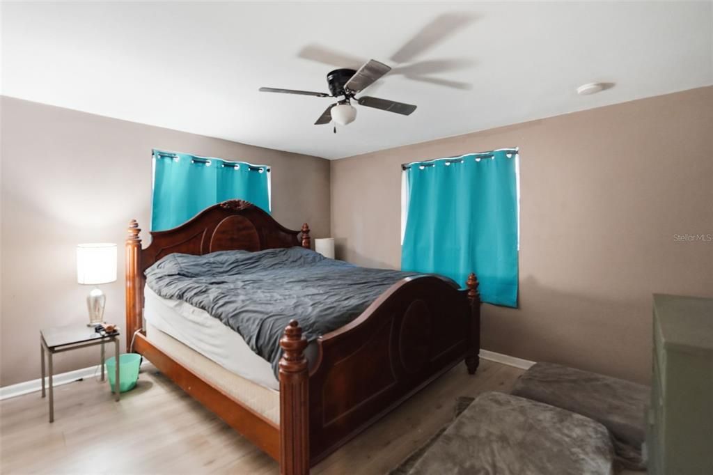 For Sale: $950,000 (3 beds, 1 baths, 732 Square Feet)