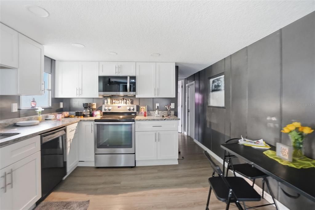 For Sale: $950,000 (3 beds, 1 baths, 732 Square Feet)