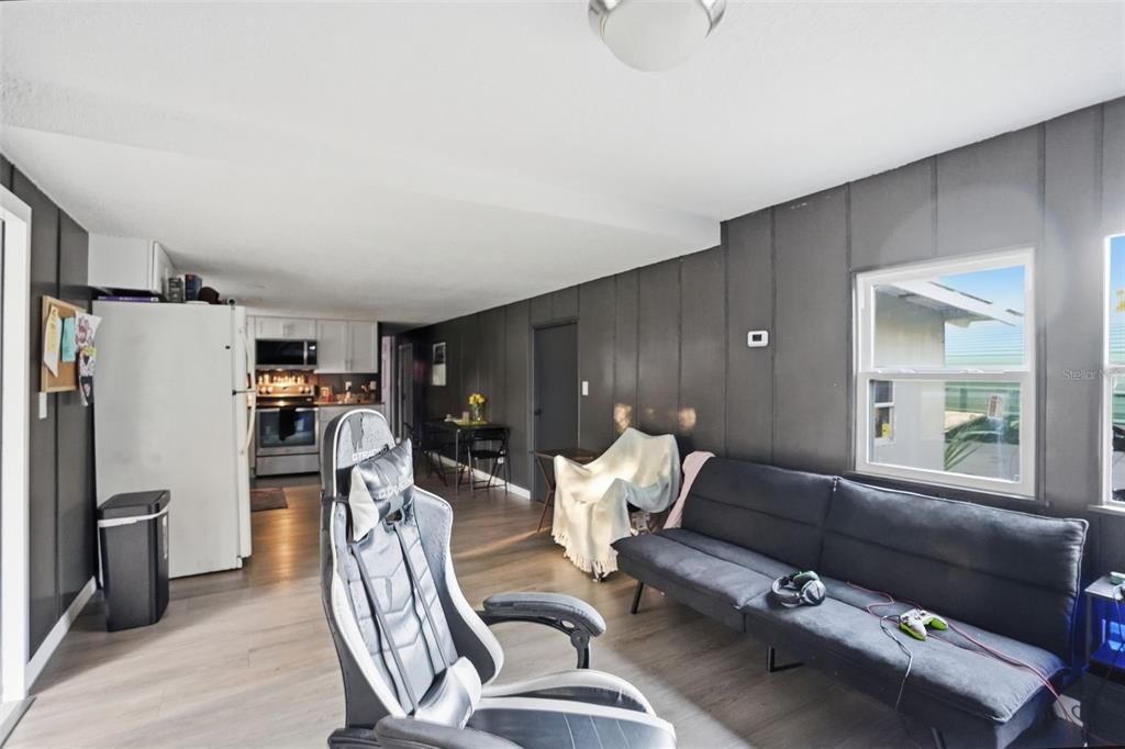 For Sale: $950,000 (3 beds, 1 baths, 732 Square Feet)