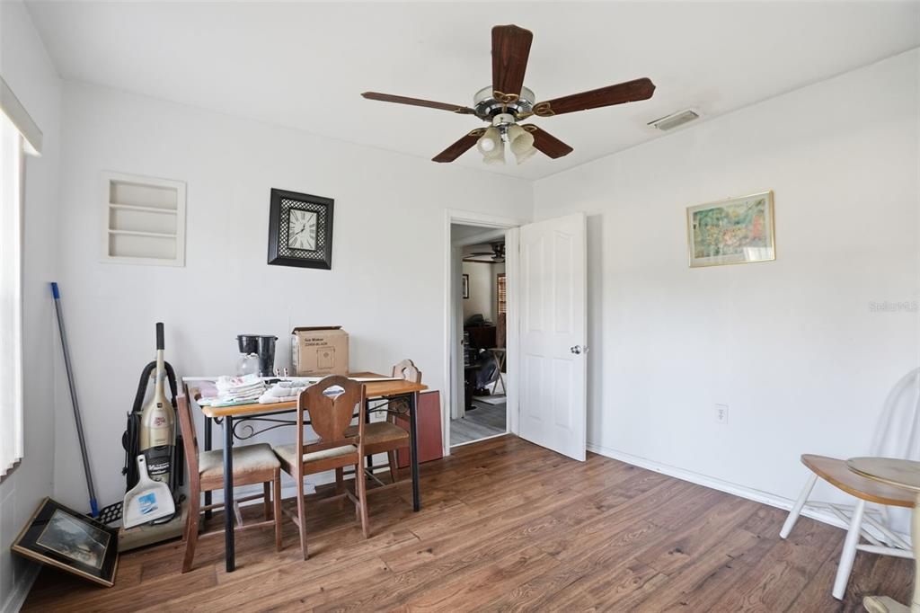 For Sale: $950,000 (3 beds, 1 baths, 732 Square Feet)