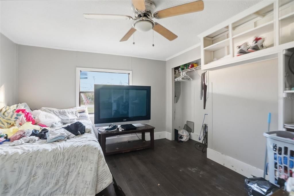 For Sale: $950,000 (3 beds, 1 baths, 732 Square Feet)