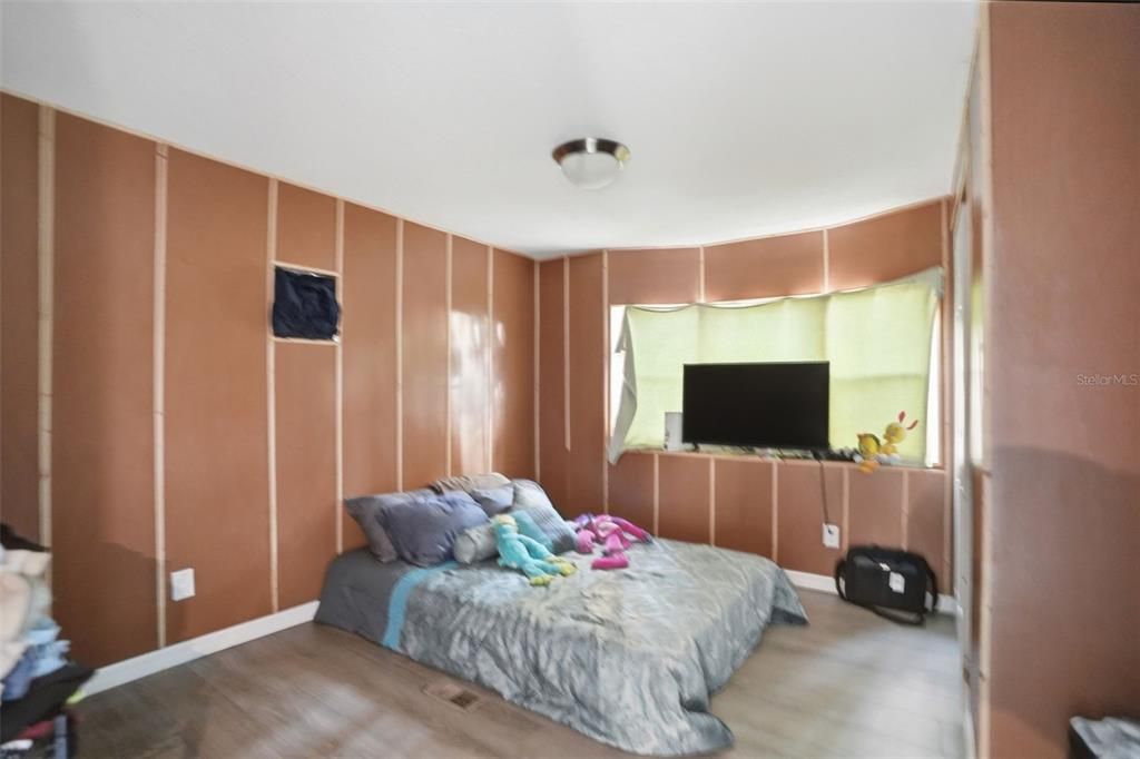 For Sale: $950,000 (3 beds, 1 baths, 732 Square Feet)