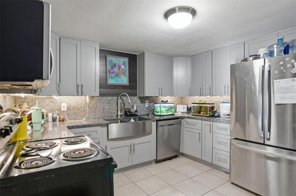 For Sale: $950,000 (3 beds, 1 baths, 732 Square Feet)