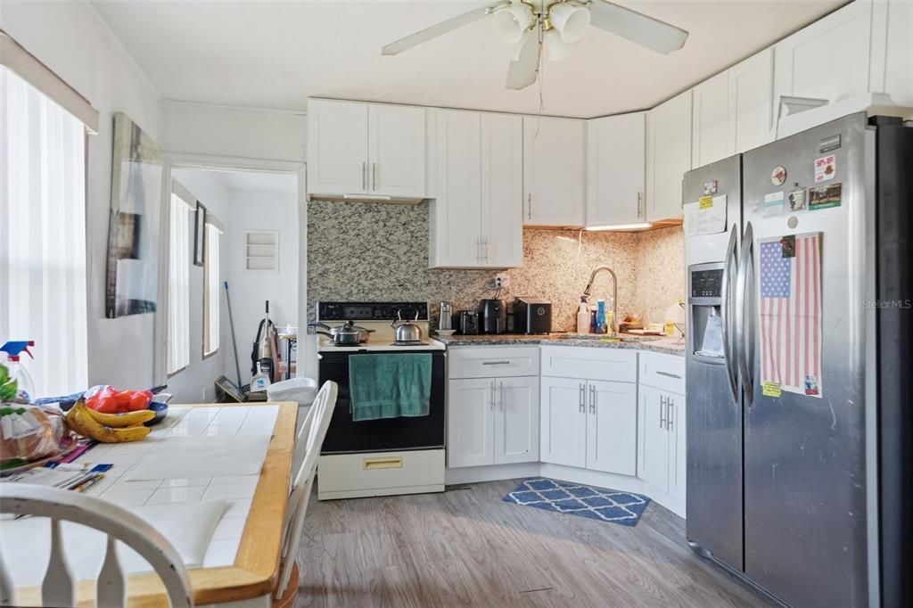 For Sale: $950,000 (3 beds, 1 baths, 732 Square Feet)