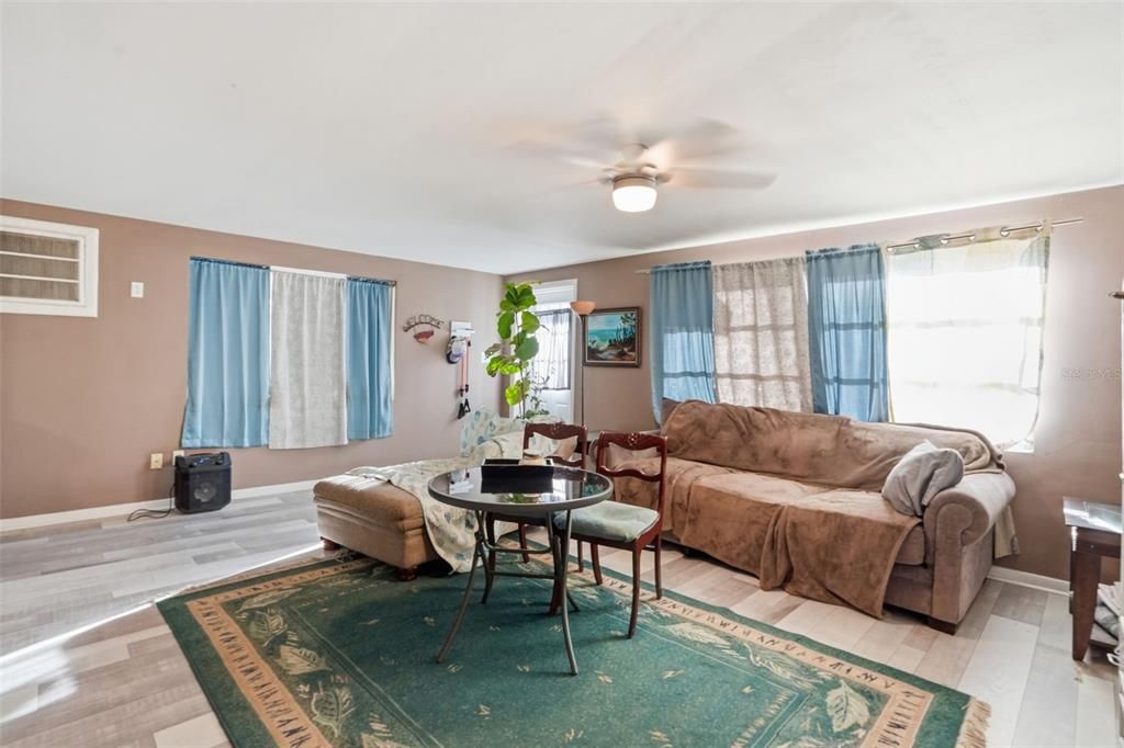 For Sale: $950,000 (3 beds, 1 baths, 732 Square Feet)