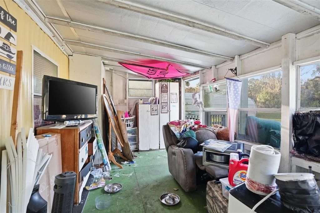 For Sale: $950,000 (3 beds, 1 baths, 732 Square Feet)