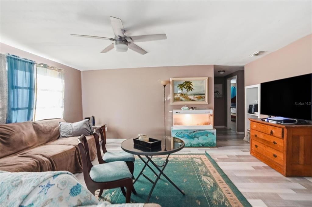 For Sale: $950,000 (3 beds, 1 baths, 732 Square Feet)