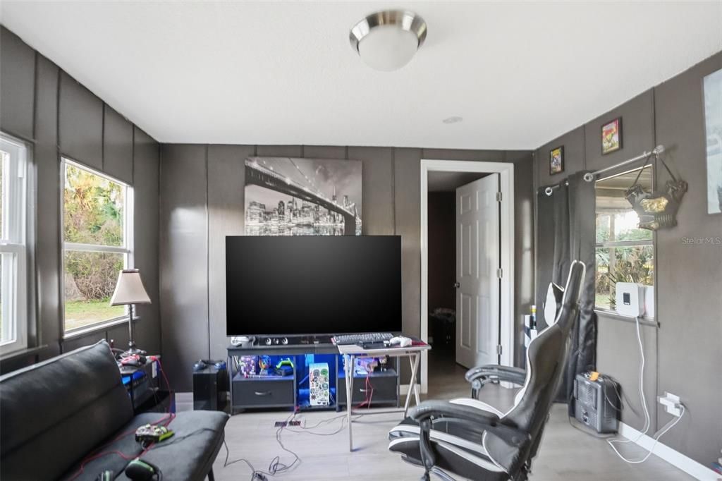 For Sale: $950,000 (3 beds, 1 baths, 732 Square Feet)