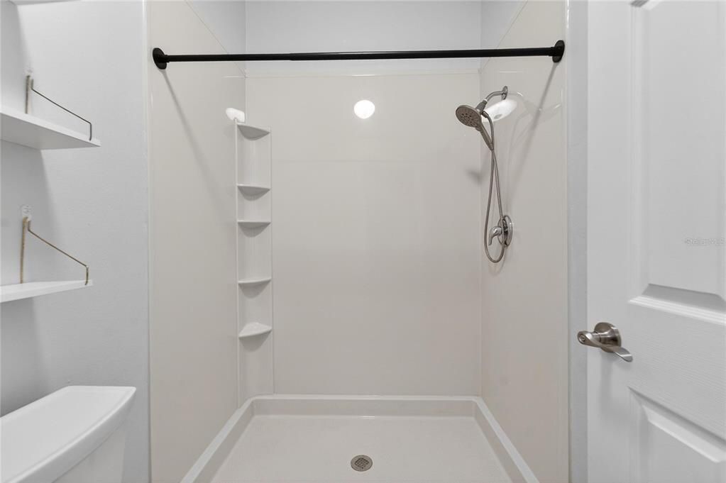 Activo con contrato: $1,850 (3 camas, 2 baños, 1302 Pies cuadrados)