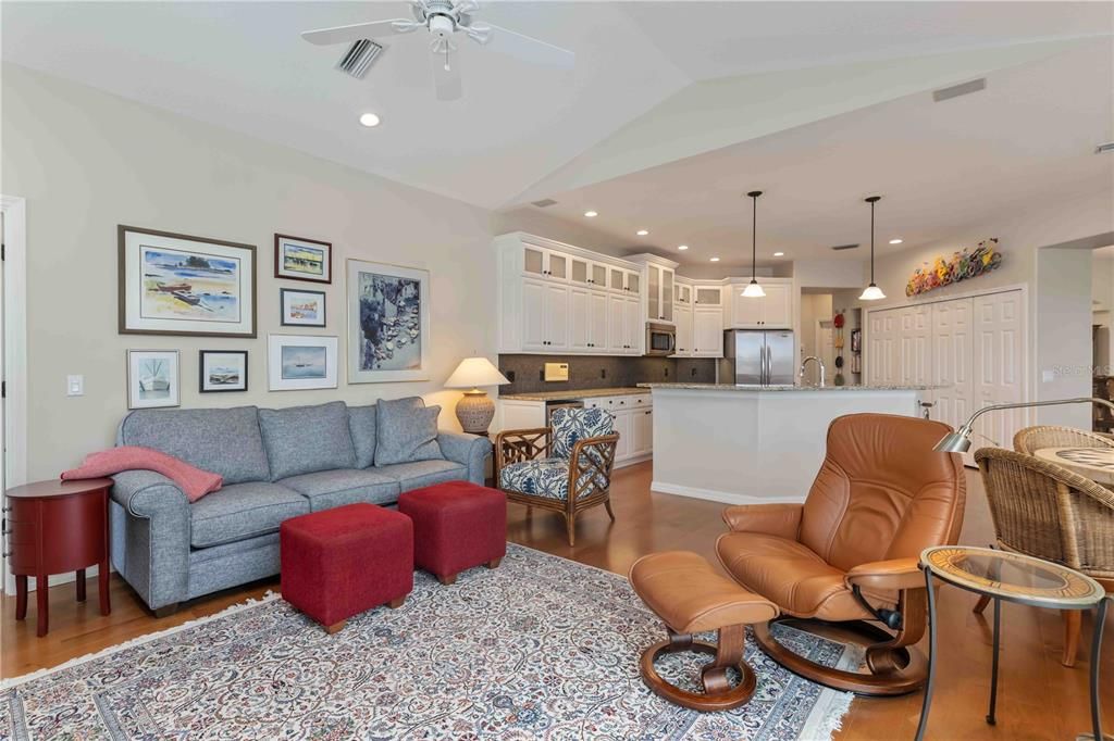 Activo con contrato: $910,000 (4 camas, 3 baños, 2648 Pies cuadrados)