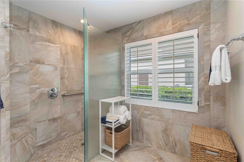 Activo con contrato: $910,000 (4 camas, 3 baños, 2648 Pies cuadrados)