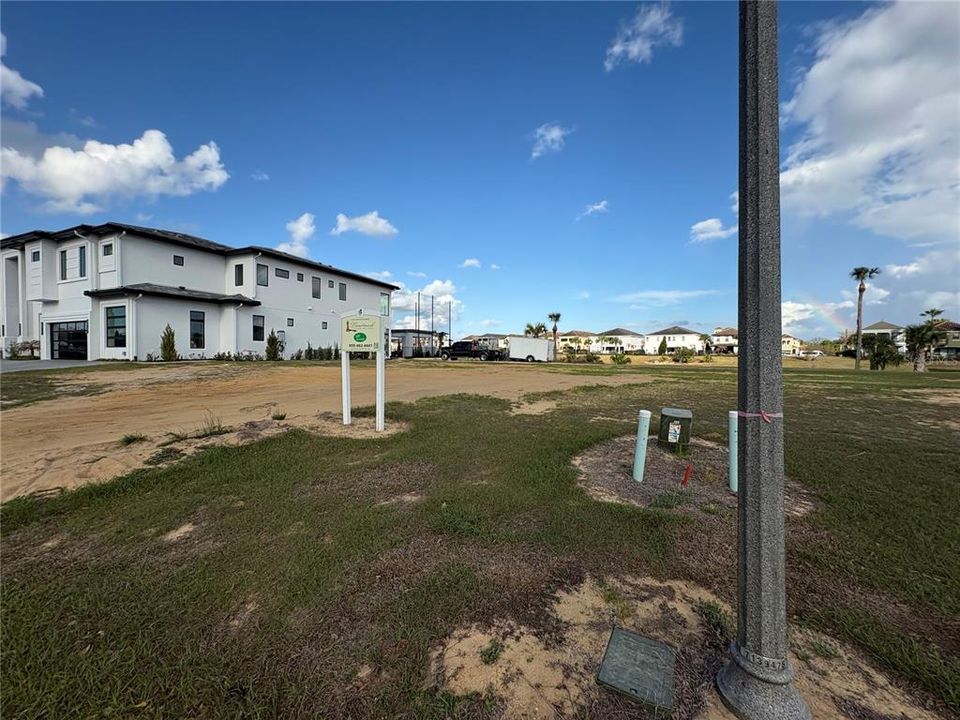 На продажу: $600,000 (0.26 acres)