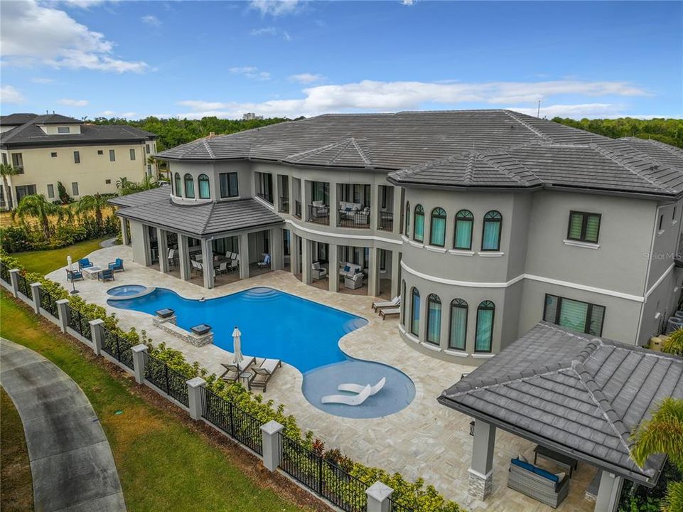 На продажу: $600,000 (0.26 acres)