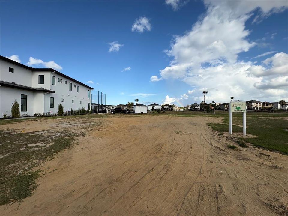 На продажу: $600,000 (0.26 acres)