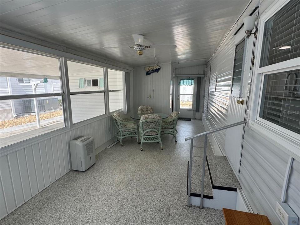 Под контрактом: $99,900 (1 спален, 1 ванн, 551 Квадратных фут)